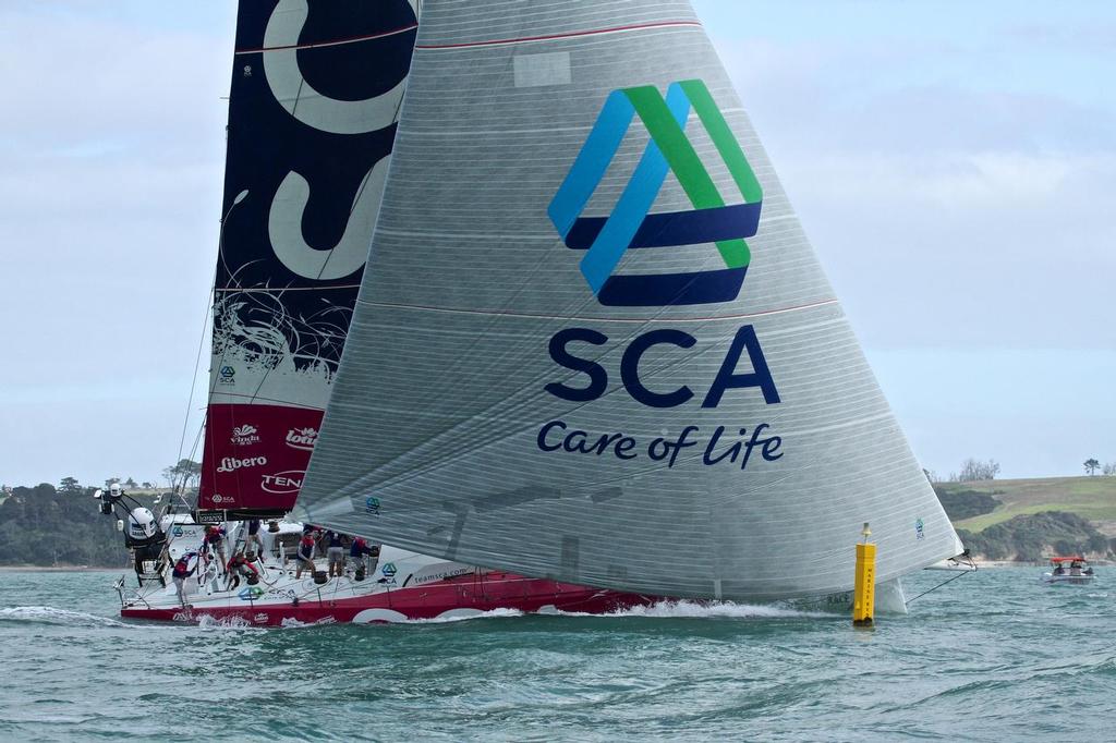 Team SCA rounds the Toroa Point mark © Richard Gladwell www.photosport.co.nz